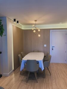 Uma boa iluminação vai muito além de simplesmente clarear um ambiente. Ela influencia no confort