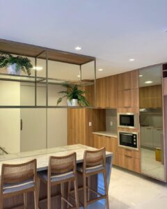 Uma iluminação simples mas que se encaixou perfeitamente nessa cozinha 😍💡