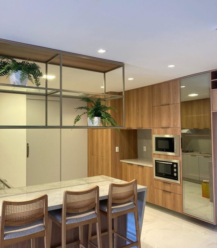 Uma iluminação simples mas que se encaixou perfeitamente nessa cozinha 😍💡